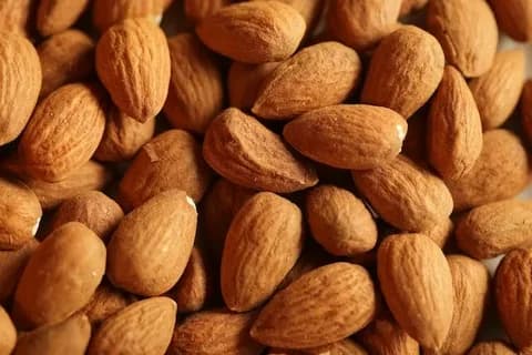 تصویر 1 از مغز بادام درختی خارجی با بافت ترد و تازه